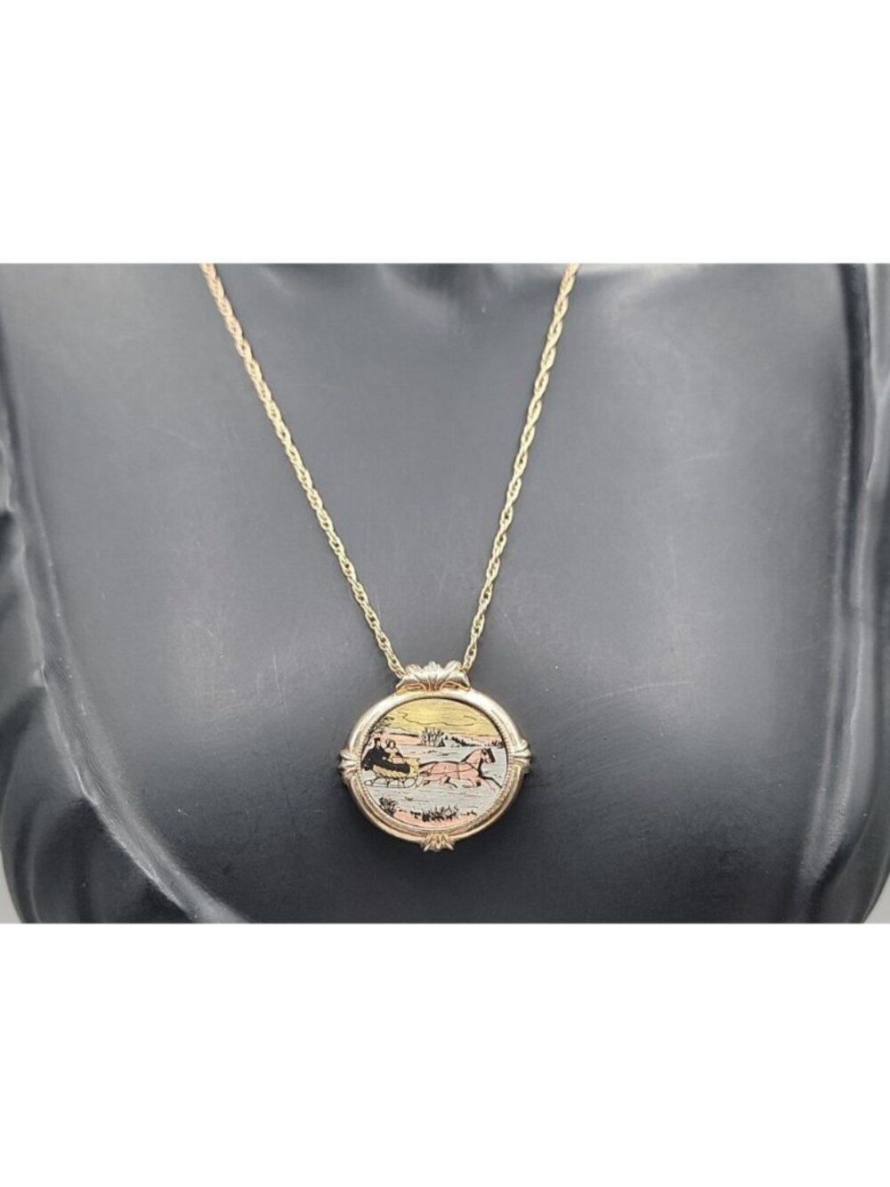 Vintage 1982 Avon Country Christmas Pendant Necklace 18" Gold Tone Chain - Picture 4 of 11